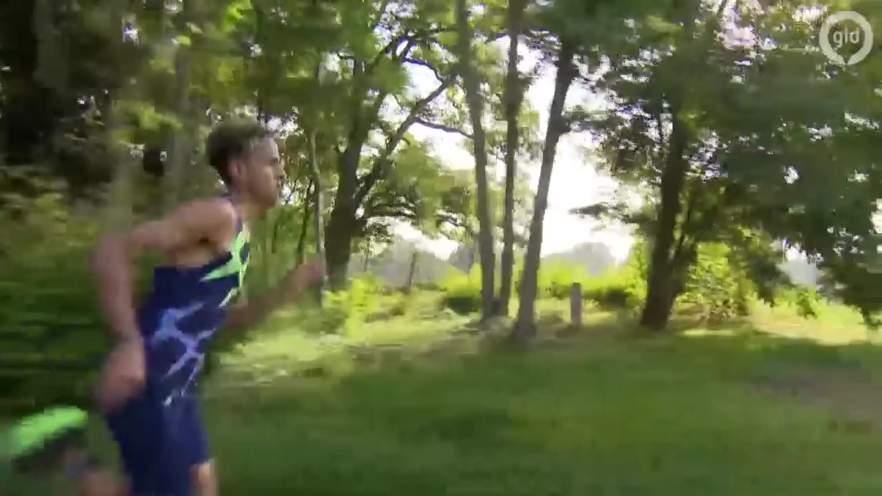 Mike Foppen in blauw wedstrijdshirt tijdens zijn recordrace over 5 kilometer in het Goffertpark in Nijmegen