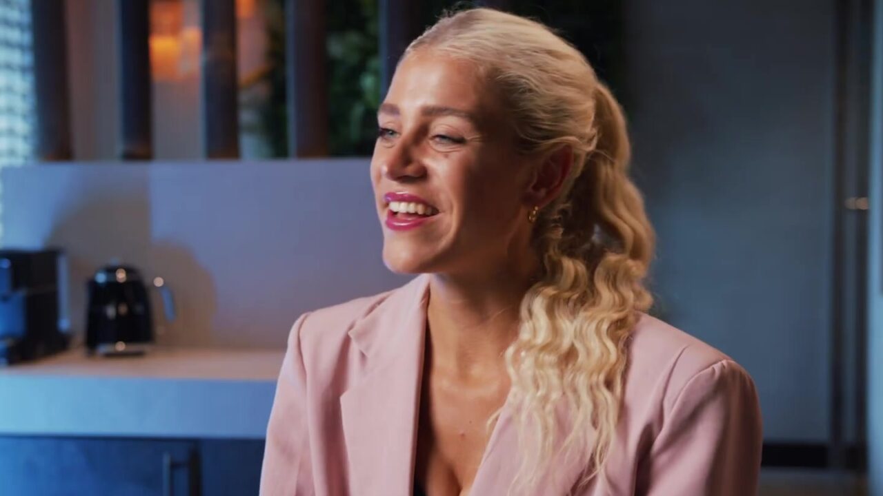 Marathonloopster Mikky Keetels lachend tijdens een interview