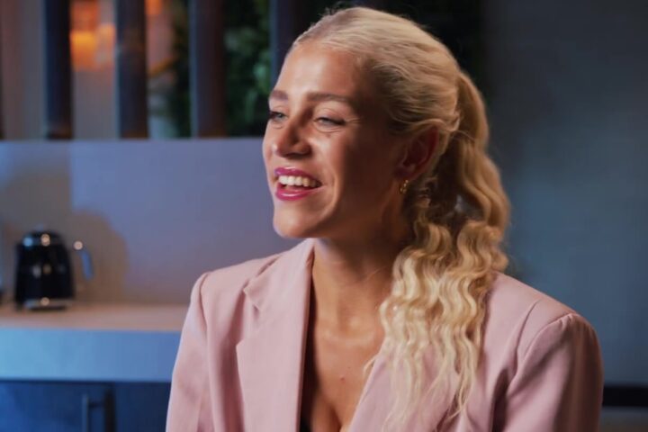 Marathonloopster Mikky Keetels lachend tijdens een interview