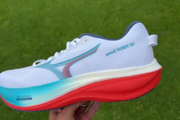 De Mizuno Wave Rider 30 in wit, turquoise en rood van opzij