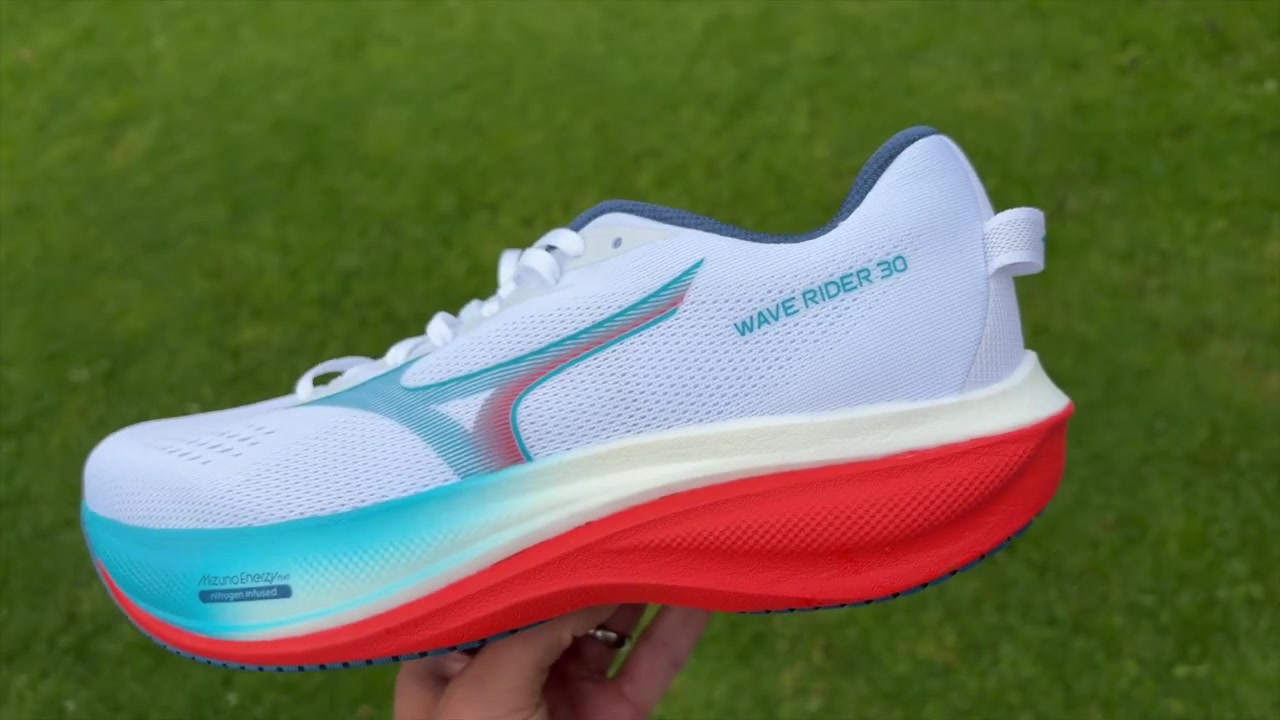 De Mizuno Wave Rider 30 in wit, turquoise en rood van opzij
