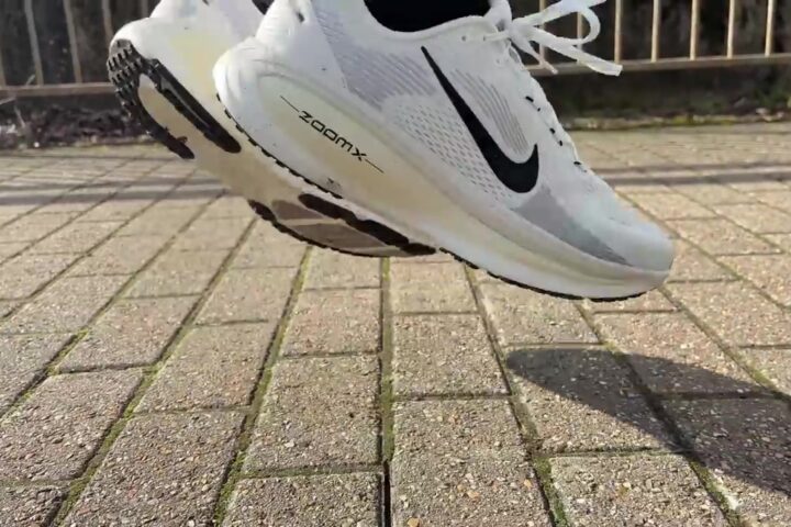 Witte Nike Vomero 18 hardloopschoen met ZoomX-zool tijdens een loop