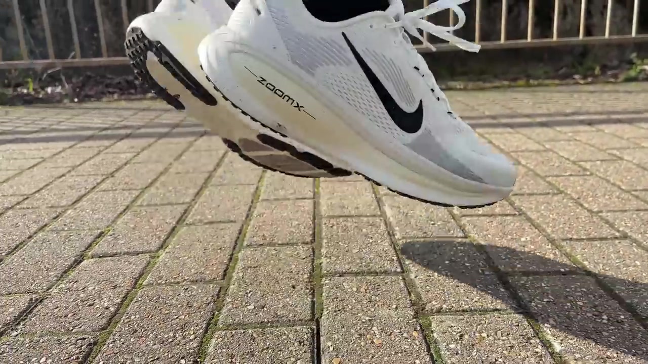 Witte Nike Vomero 18 hardloopschoen met ZoomX-zool tijdens een loop