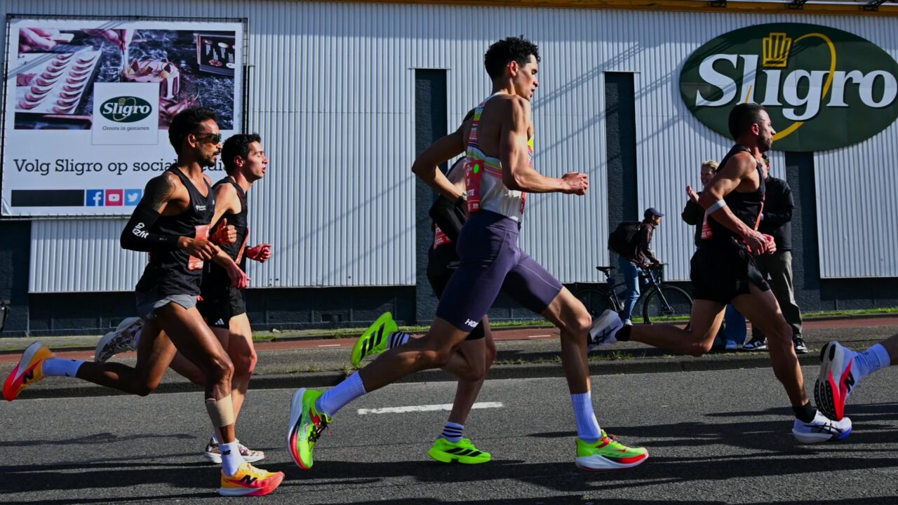 Noah Schutte in wedstrijdtenue tussen andere lopers tijdens een marathon