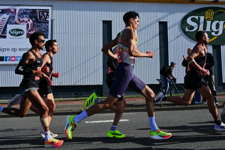 Noah Schutte in wedstrijdtenue tussen andere lopers tijdens een marathon