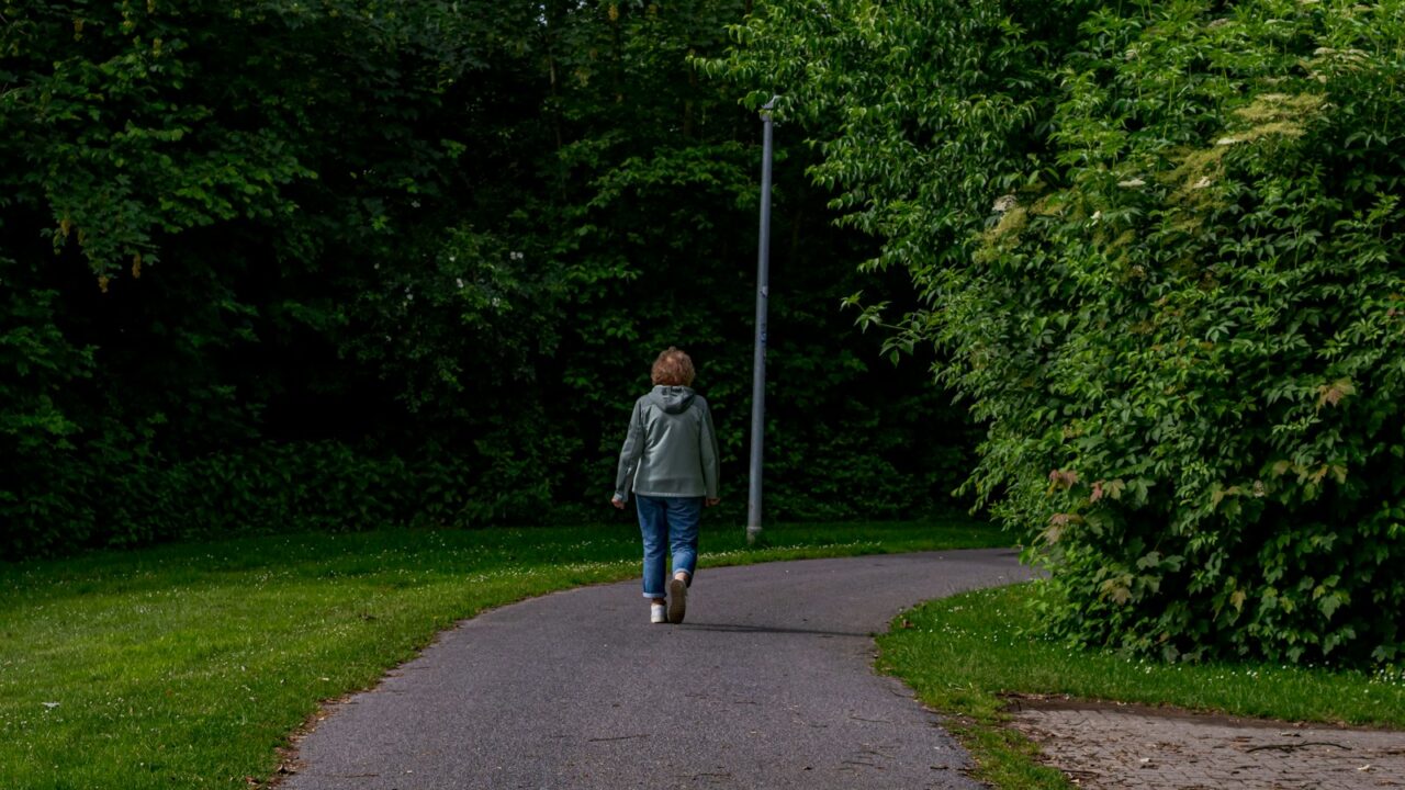 Hardloopster wandelt even tijdens een training in het park