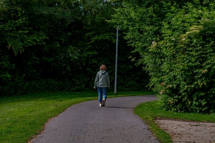 Hardloopster wandelt even tijdens een training in het park