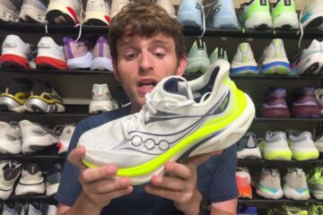 Een tester houdt de Saucony Endorphin Speed 6 omhoog