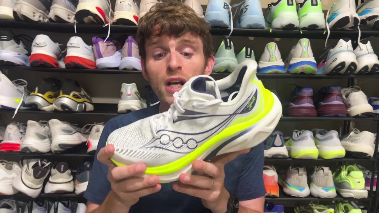 Een tester houdt de Saucony Endorphin Speed 6 omhoog