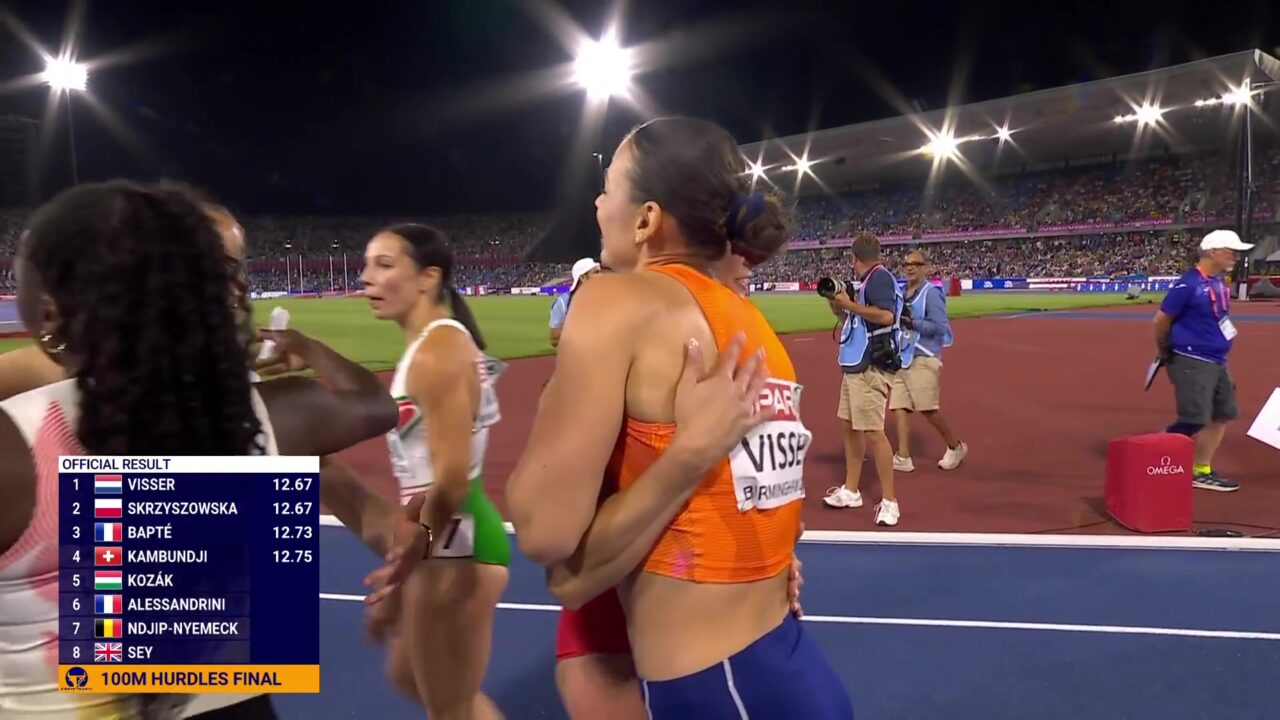 Nadine Visser na de finale van de 100 meter horden op het EK in Birmingham, met de officiële uitslag in beeld