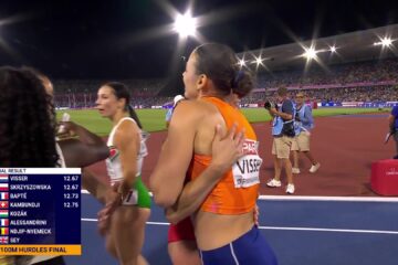 Nadine Visser na de finale van de 100 meter horden op het EK in Birmingham, met de officiële uitslag in beeld
