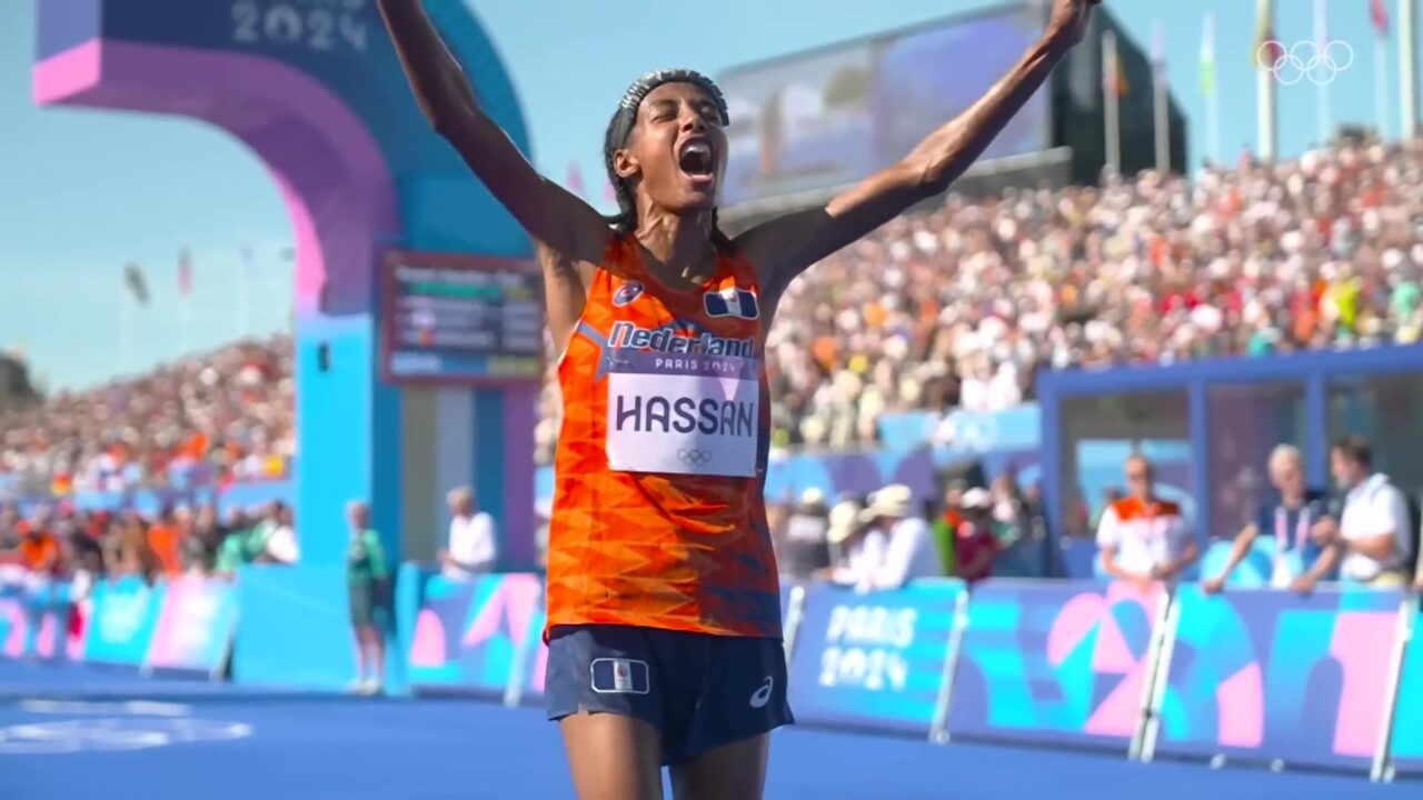 Sifan Hassan juicht na haar olympische marathonzege in Parijs