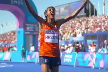Sifan Hassan juicht na haar olympische marathonzege in Parijs
