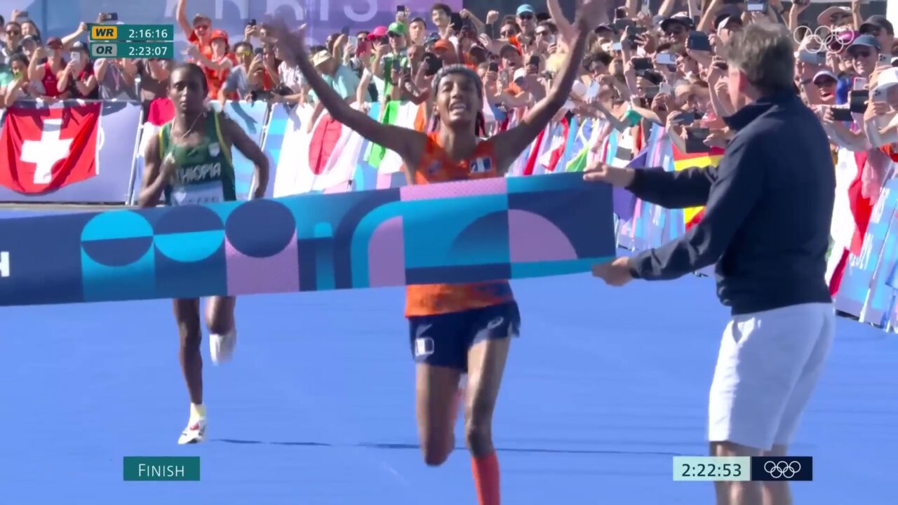 Sifan Hassan komt als eerste over de finish van de olympische marathon in Parijs