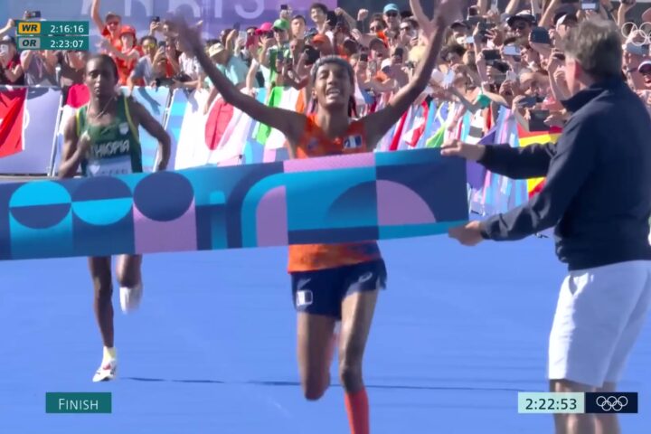 Sifan Hassan komt als eerste over de finish van de olympische marathon in Parijs