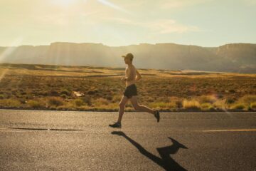 Oudere hardloper loopt een duurloop over een landweg