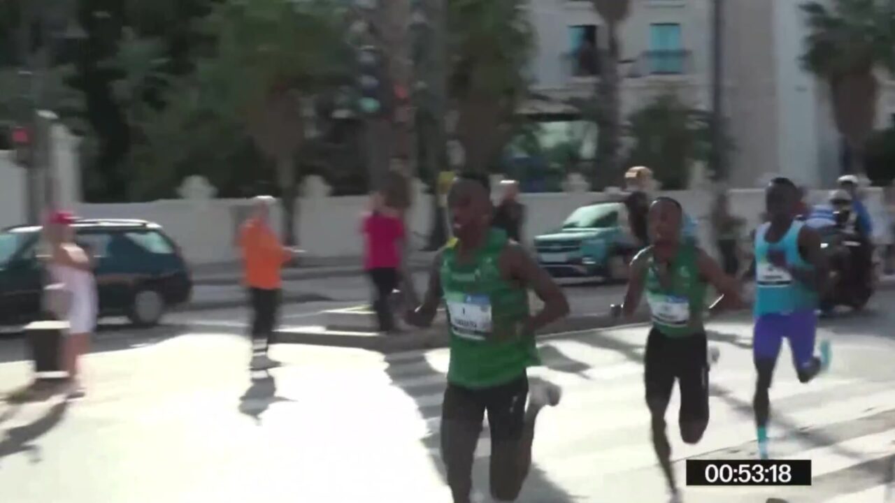Kopgroep bij de mannen in de halve marathon van Valencia 2026