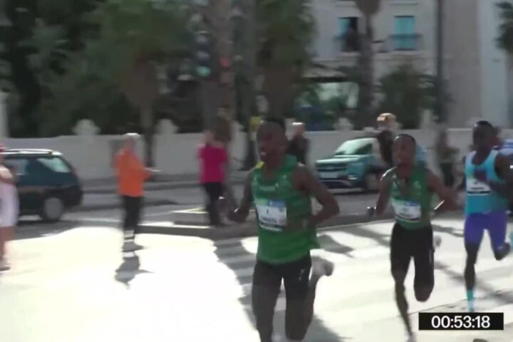 Kopgroep bij de mannen in de halve marathon van Valencia 2026