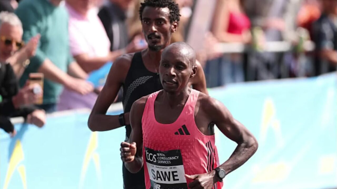 Sabastian Sawe loopt voor Yomif Kejelcha in de marathon van Londen 2026