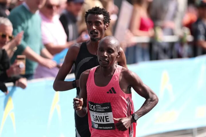 Sabastian Sawe loopt voor Yomif Kejelcha in de marathon van Londen 2026
