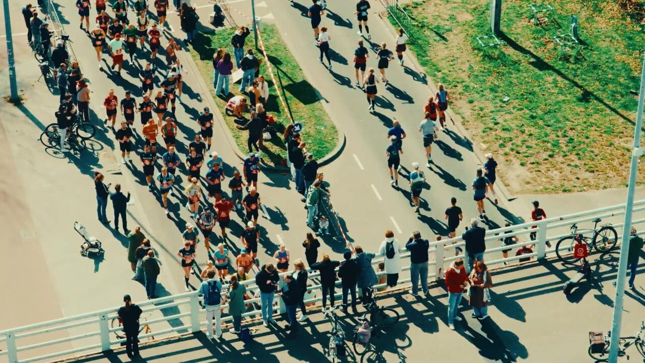 Lopers op een brug tijdens de marathon van Rotterdam 2026, van bovenaf gezien