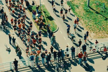 Lopers op een brug tijdens de marathon van Rotterdam 2026, van bovenaf gezien