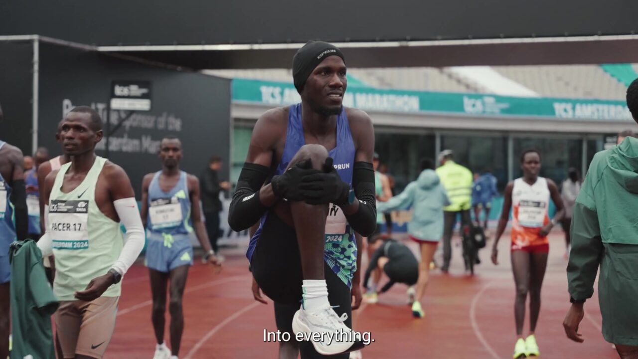 Toplopers warmen op in het Olympisch Stadion voor de marathon van Amsterdam