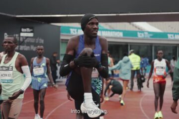 Toplopers warmen op in het Olympisch Stadion voor de marathon van Amsterdam