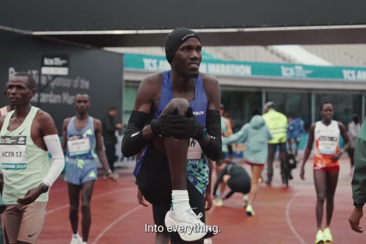 Toplopers warmen op in het Olympisch Stadion voor de marathon van Amsterdam