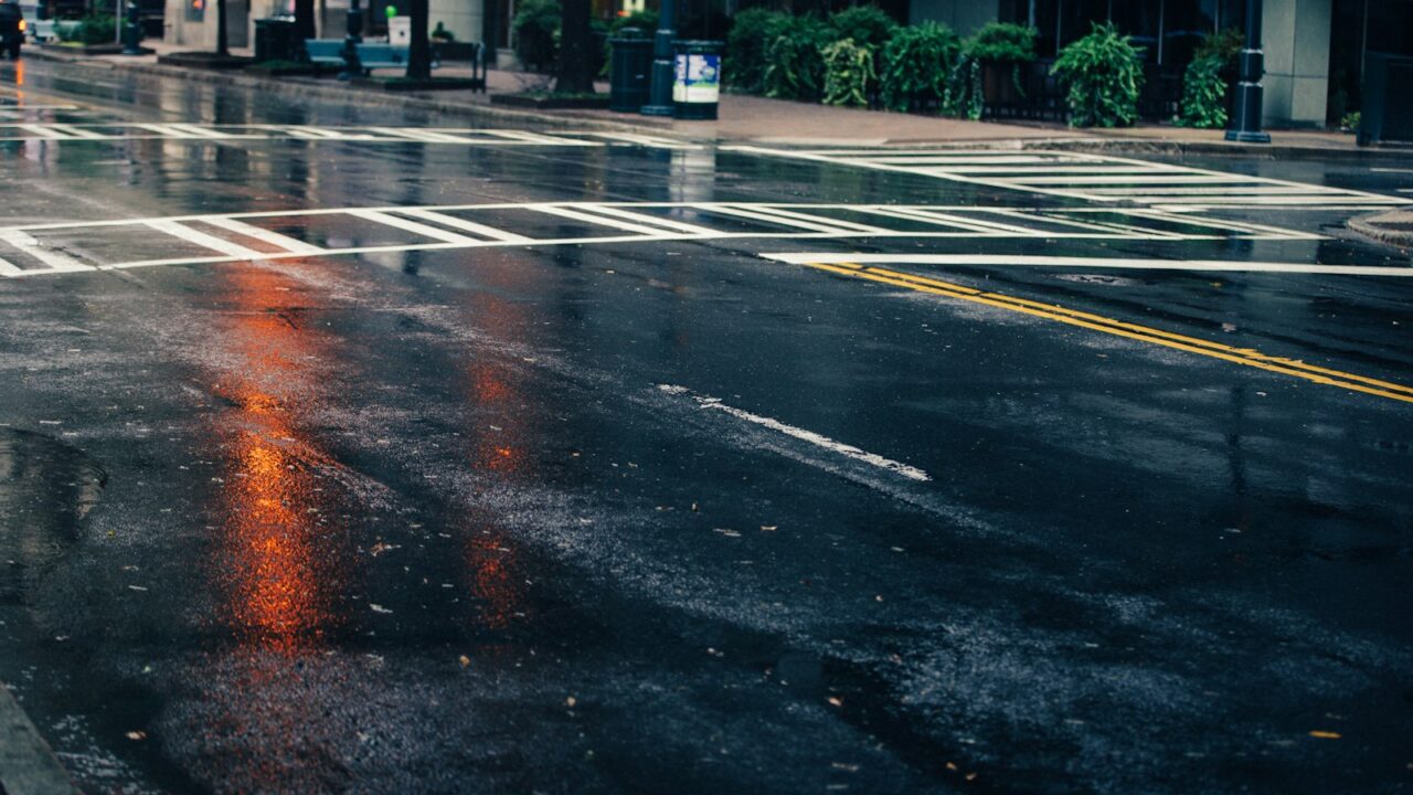 Hardlopers in een marathon op een natte stadsweg