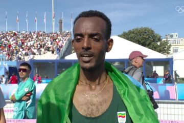 Tamirat Tola met de Ethiopische vlag na zijn olympische marathonzege in Parijs