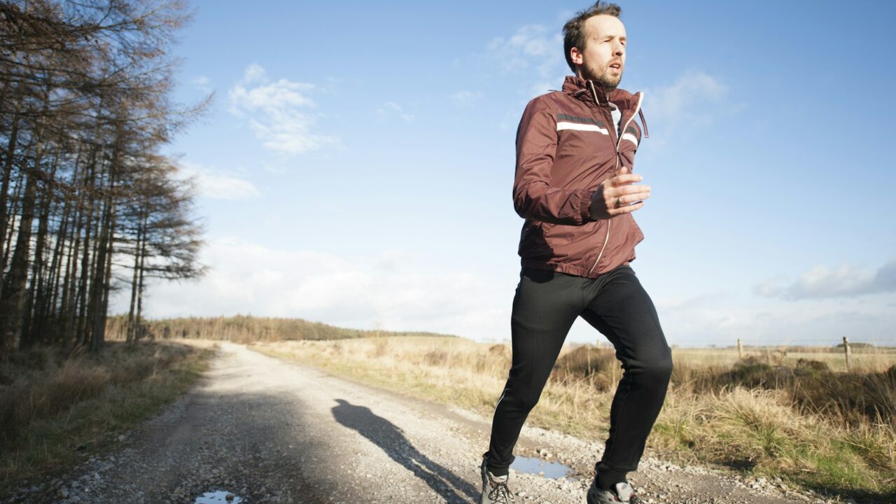 Hardloper loopt een rustige training in de herfst in de laatste weken voor een marathon