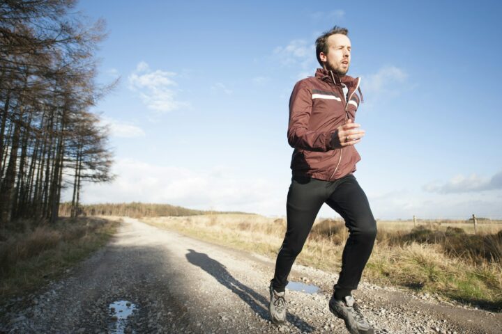 Hardloper loopt een rustige training in de herfst in de laatste weken voor een marathon