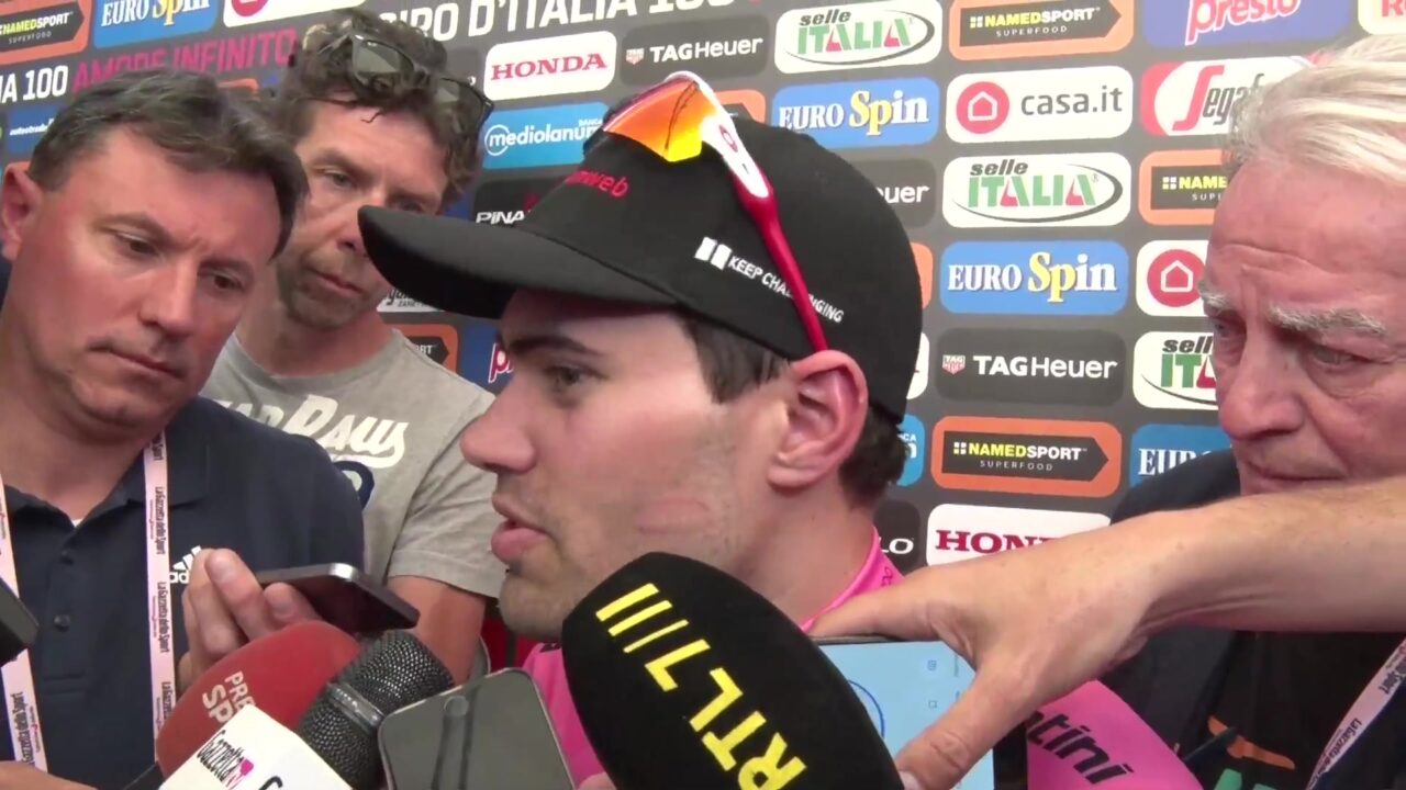 Tom Dumoulin in de roze trui tijdens een interview in de Giro d'Italia van 2017