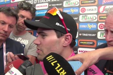 Tom Dumoulin in de roze trui tijdens een interview in de Giro d'Italia van 2017