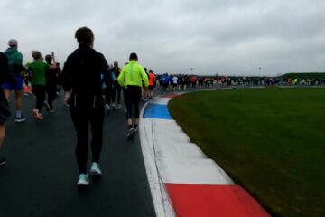 Lopers in een bocht van het TT Circuit tijdens de TT Marathon in Assen in 2025