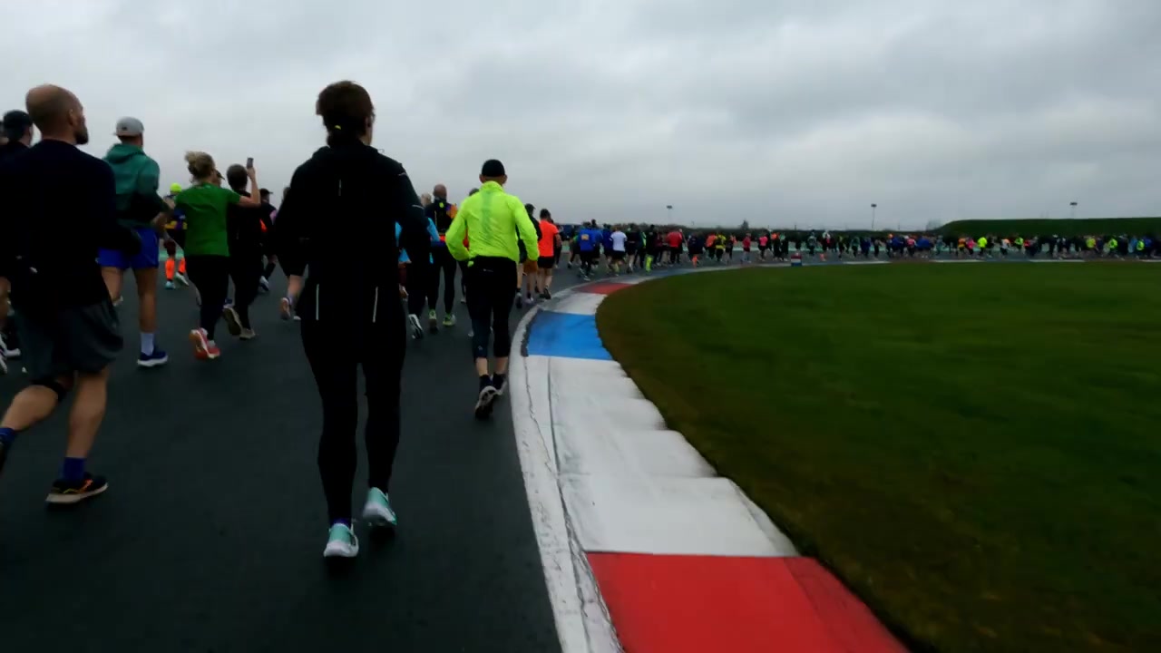 Lopers in een bocht van het TT Circuit tijdens de TT Marathon in Assen in 2025