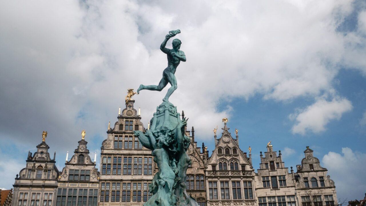 Lopers in de straten van Antwerpen tijdens een marathon in het najaar