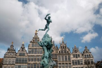 Lopers in de straten van Antwerpen tijdens een marathon in het najaar