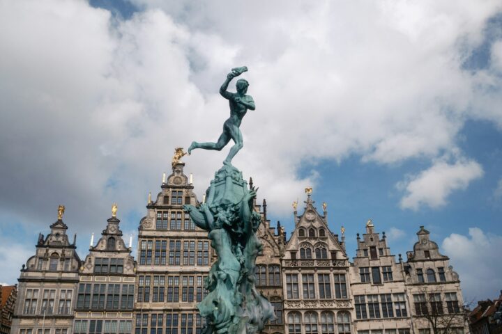 Lopers in de straten van Antwerpen tijdens een marathon in het najaar