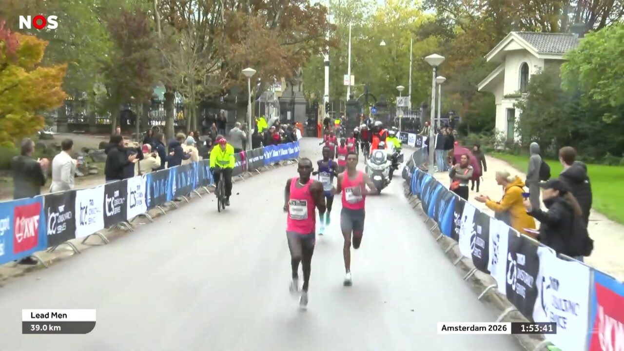 Nicholas Kipkorir en Lemi Berhanu op kop bij kilometer 39 van de marathon van Amsterdam 2026 in het Vondelpark
