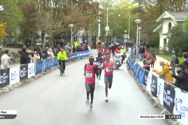 Nicholas Kipkorir en Lemi Berhanu op kop bij kilometer 39 van de marathon van Amsterdam 2026 in het Vondelpark