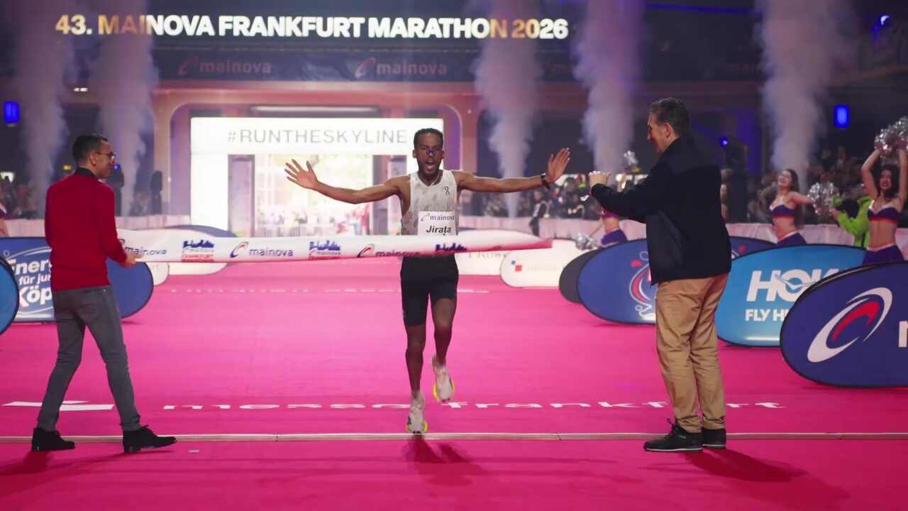 Jirata Dinki komt als winnaar over de finish van de marathon van Frankfurt 2026 in de Festhalle