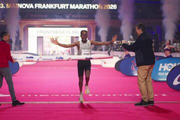 Jirata Dinki komt als winnaar over de finish van de marathon van Frankfurt 2026 in de Festhalle