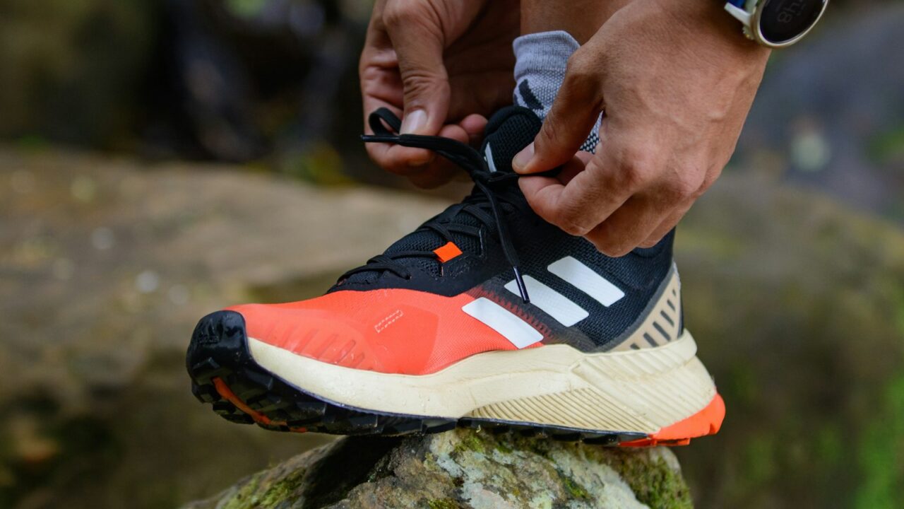 Hardloper strikt de veters van zijn loopschoenen