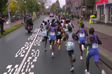 Kopgroep op nat asfalt tijdens de marathon van Amsterdam
