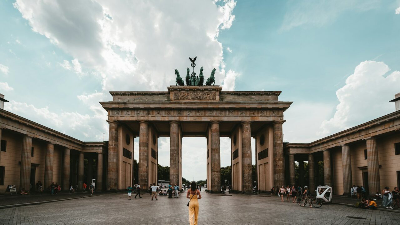 Lopers onder de Brandenburger Tor tijdens de marathon van Berlijn
