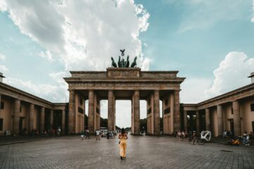Lopers onder de Brandenburger Tor tijdens de marathon van Berlijn