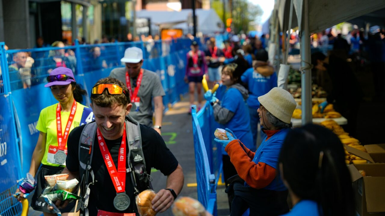 Marathonlopers met hun medaille na de finish