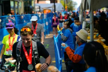 Marathonlopers met hun medaille na de finish